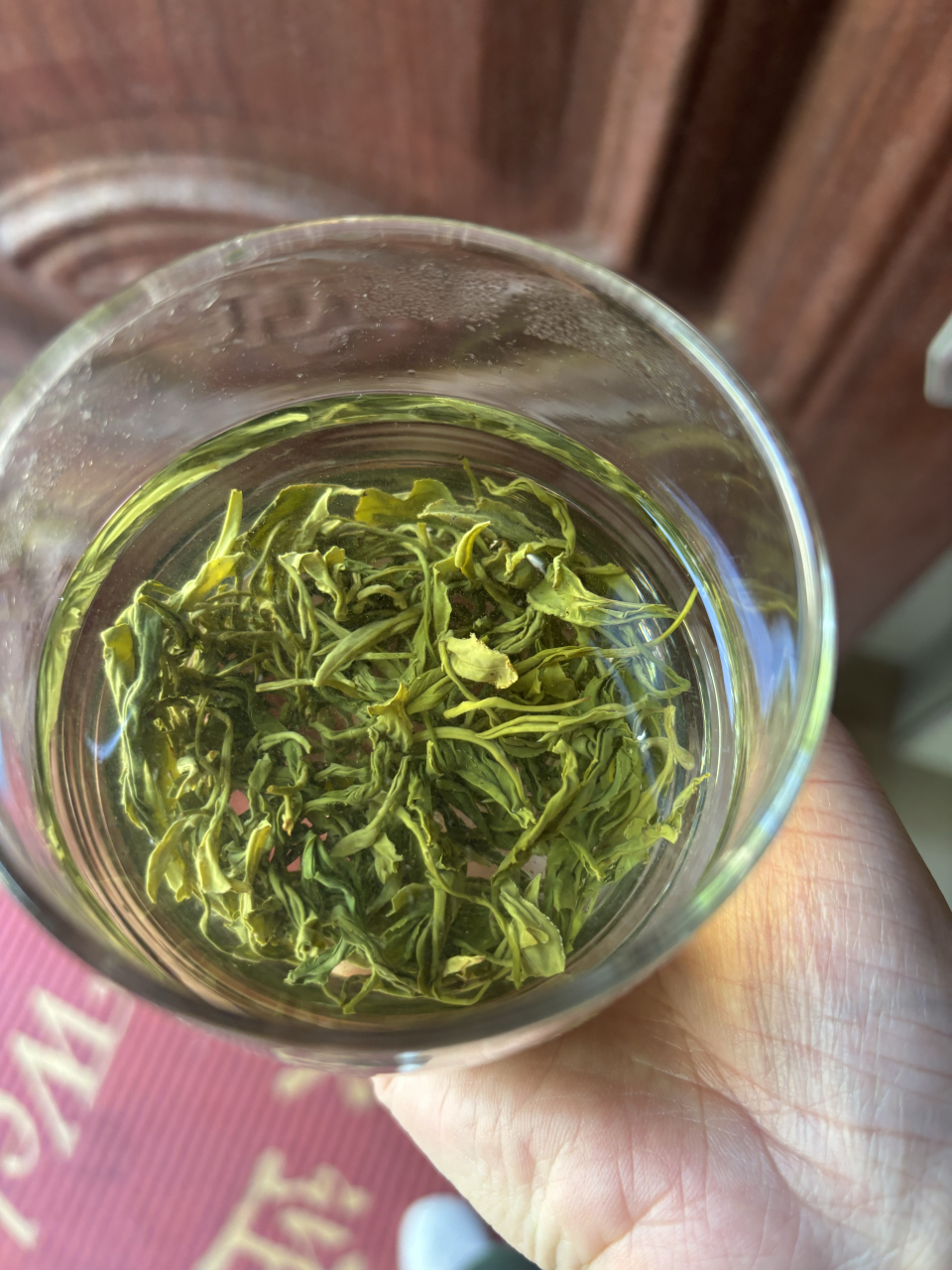 今天给大家介绍一款,比较适合自己日常喝的绿茶,虽然品相不算好,但是