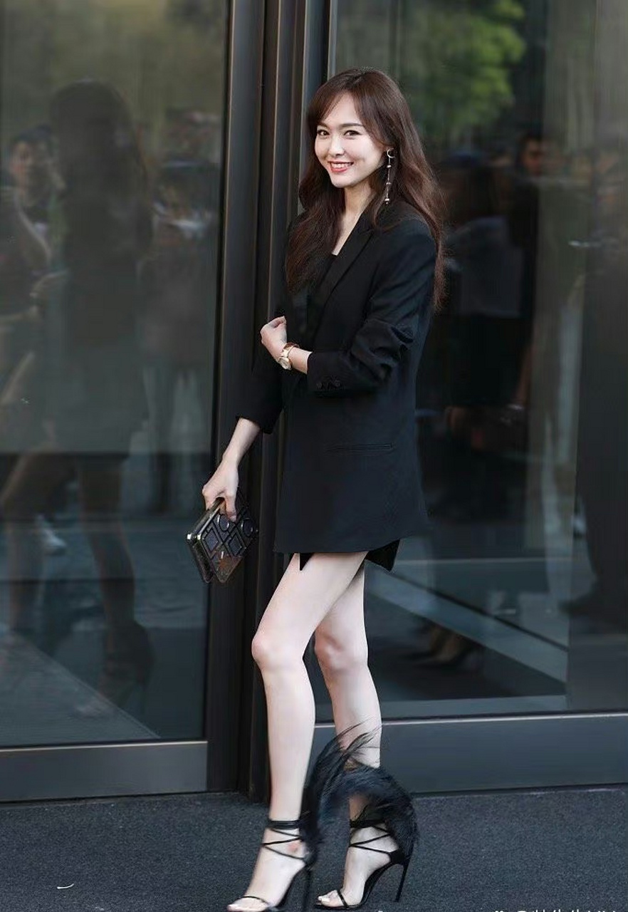 唐嫣,黑色西服搭配一字带高跟鞋,美人美腿,美美美!