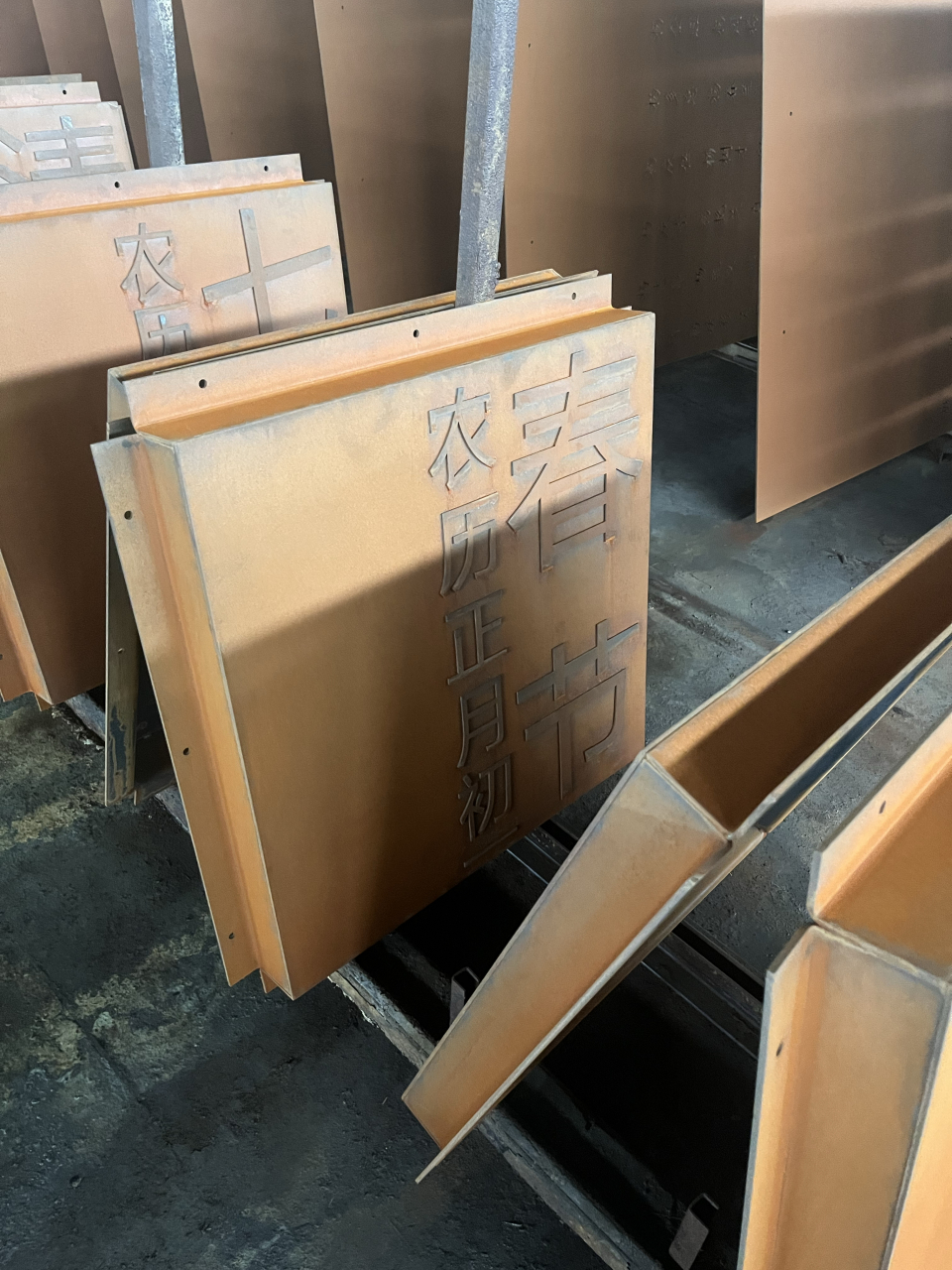 耐候钢板锈色景墙适合应用于多种场所.
