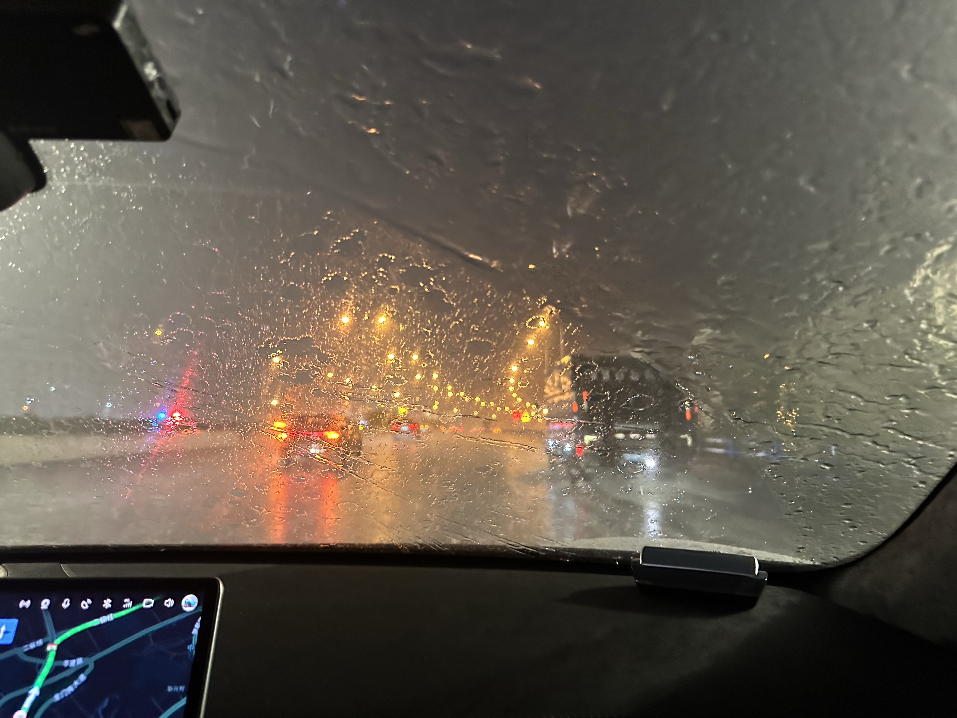 夜晚前挡暴雨图片重庆飞机场下雨图片实拍晚上下大雨走高速的照片图片