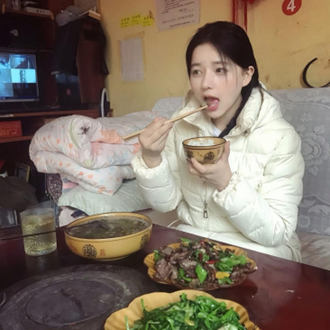 女朋友第一次来到我家里吃饭,瞧着她吃得那般开心的模样,我在想,她