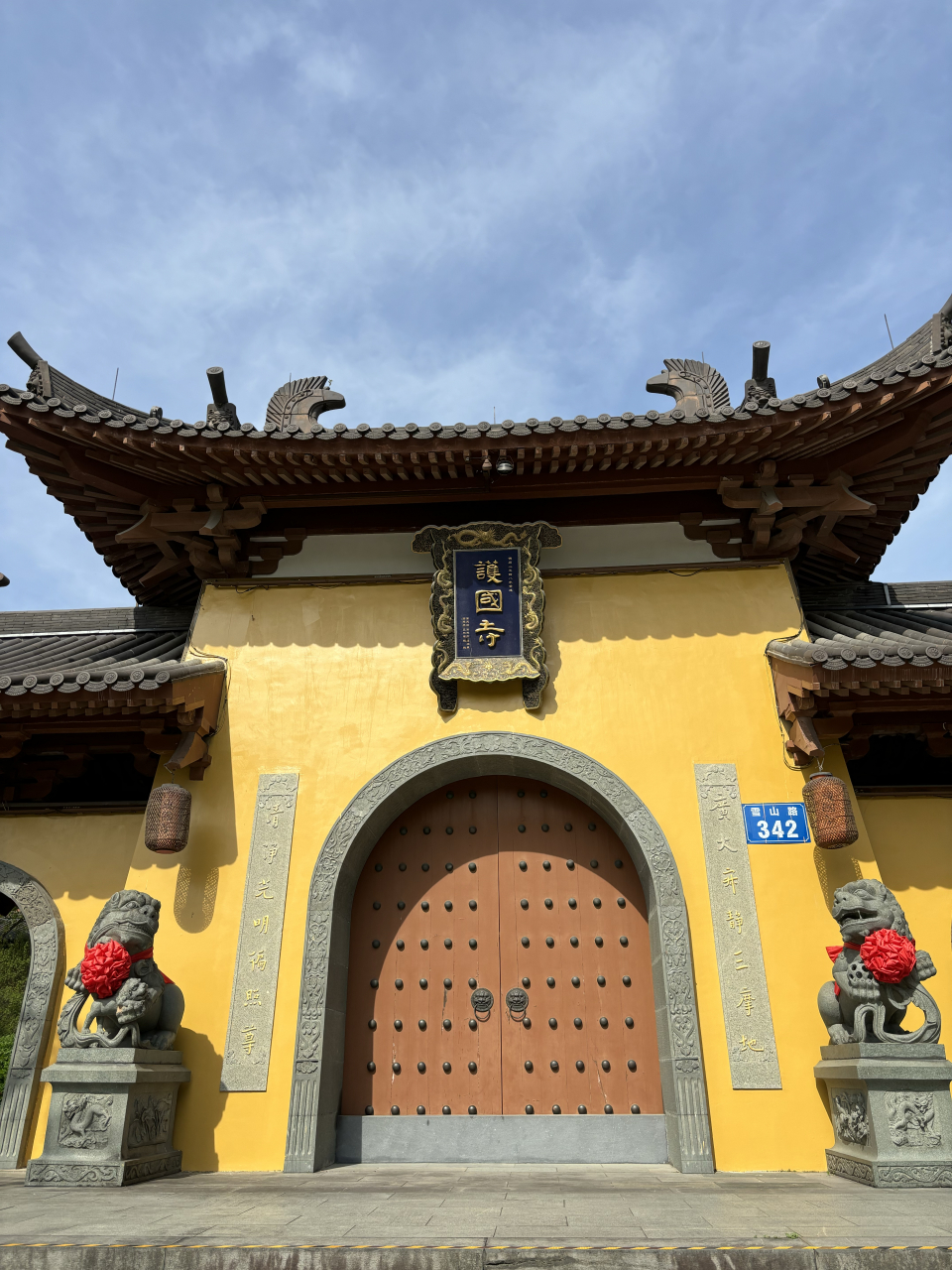 护国寺位于景山的山腰,可以自驾或者步行上山,也可以坐公
