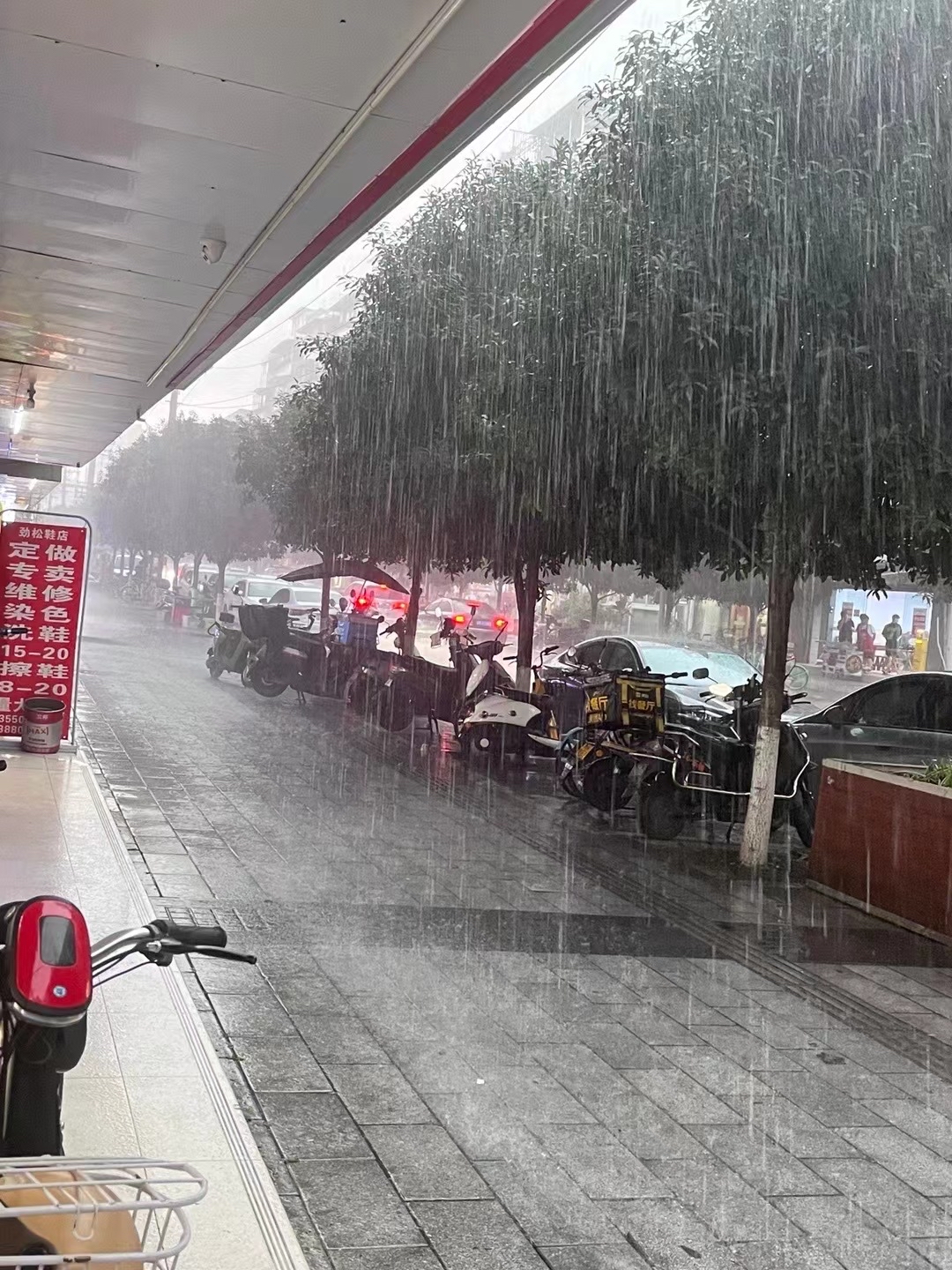 8月3日,成都的暴雨说下就下,许多走在路上的人,一不小心被浇了个"