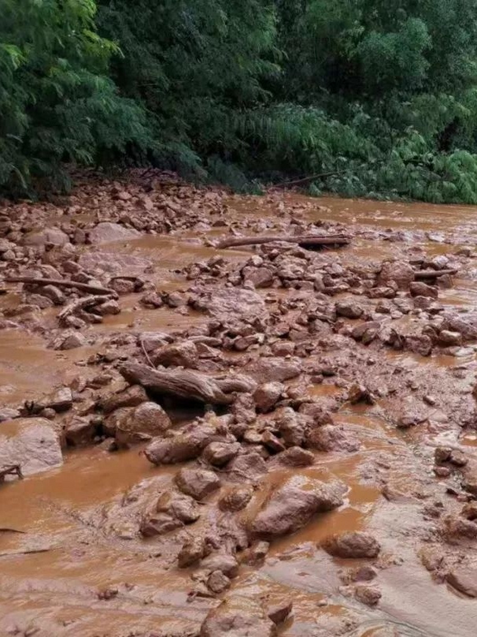 四川康定突发泥石流,10多人失去联系!据央视新闻消息,在3号凌晨,四川