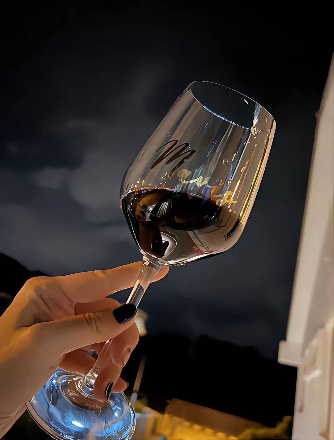 生活就像一杯陈年好酒 每个人都是酿酒师  把生活的点点滴滴放入岁月