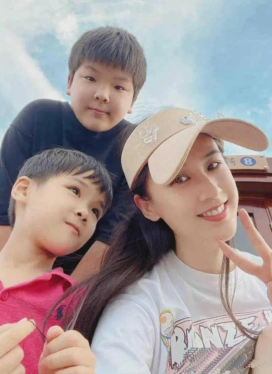 黄圣依全家福上线!两个孩子长得很壮实,也非常可爱了!