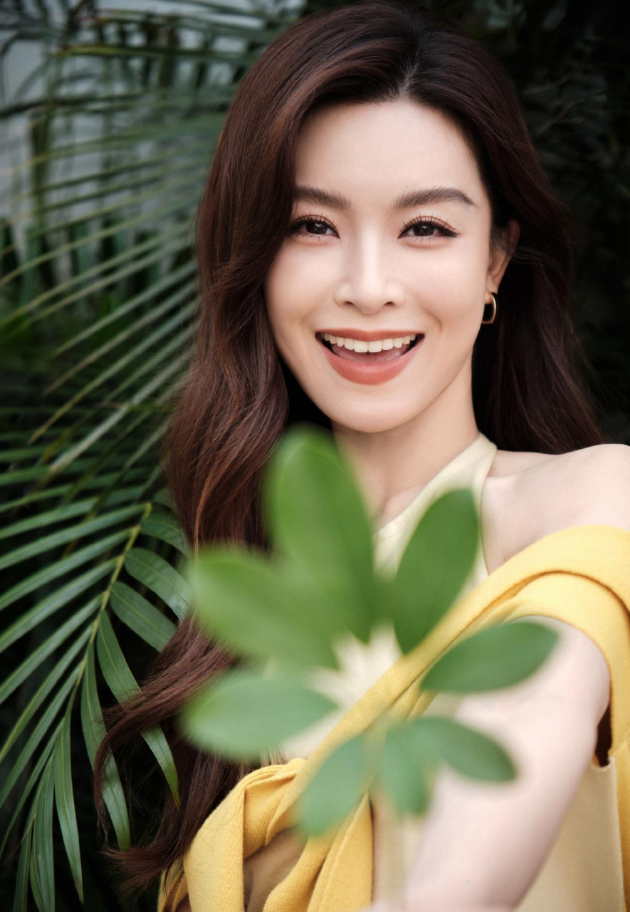 文咏珊穿黄色背心配短裙光彩照人