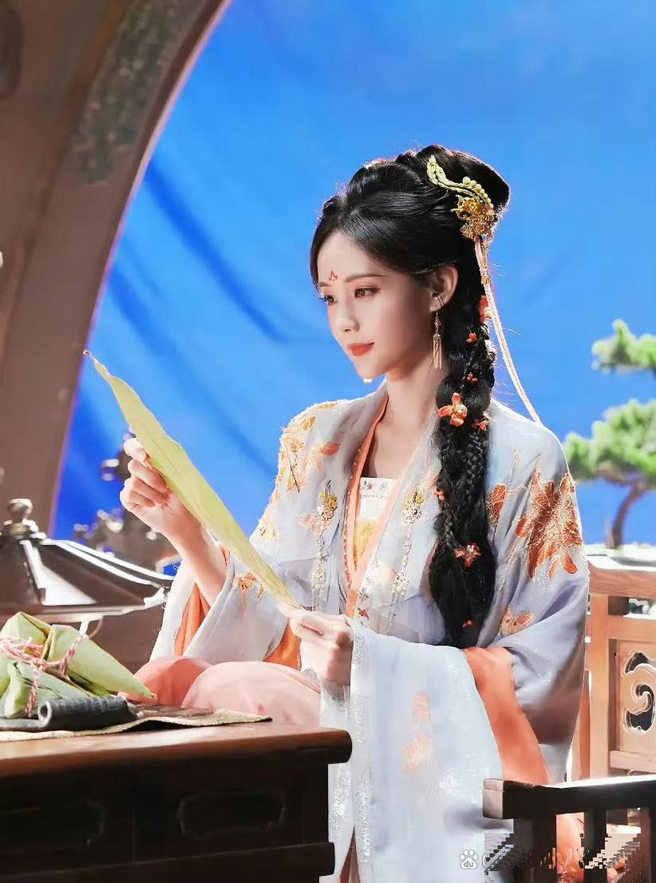 李一桐是古偶拍太多了,还是书卷的造型不适合,怎么感觉没灵气了?