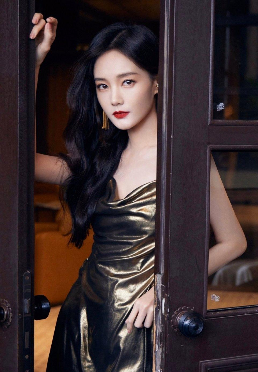 李一桐穿吊带高开叉裙秀出好身材和长腿,超吸睛