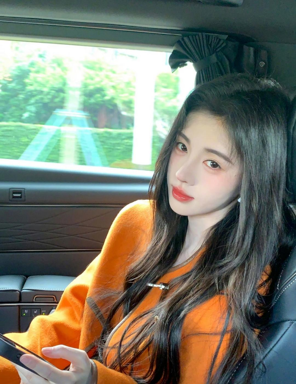 鞠婧祎穿橘色外套,妆容甜美,头发随意披散,散发着她独特的清纯气息.