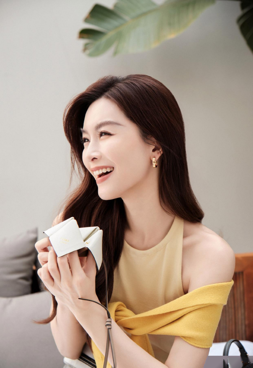 文咏珊穿黄色背心配短裙光彩照人