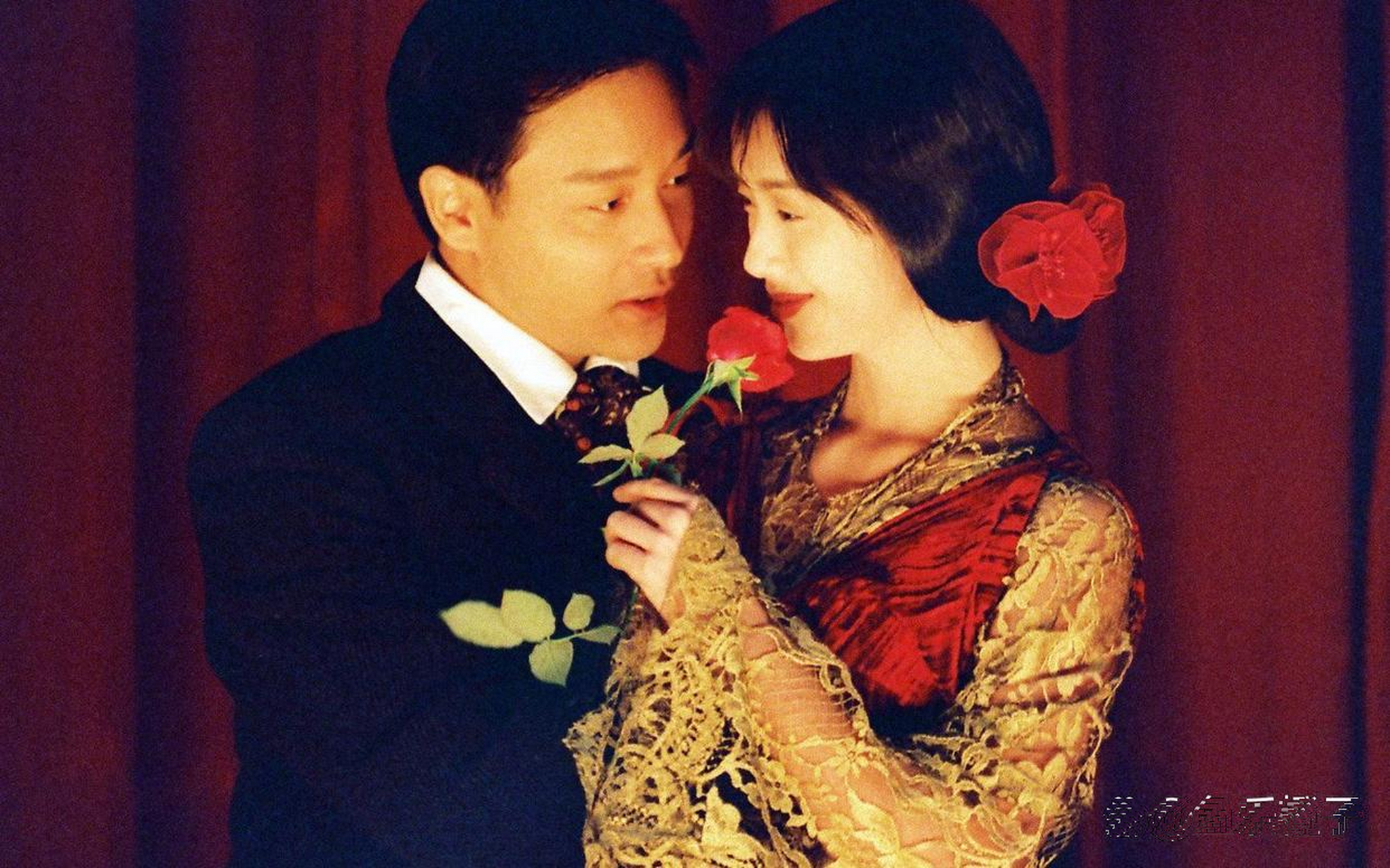 张国荣与吴倩莲合作的《夜半歌声》,看造型装扮十分惊艳,演技可圈可点