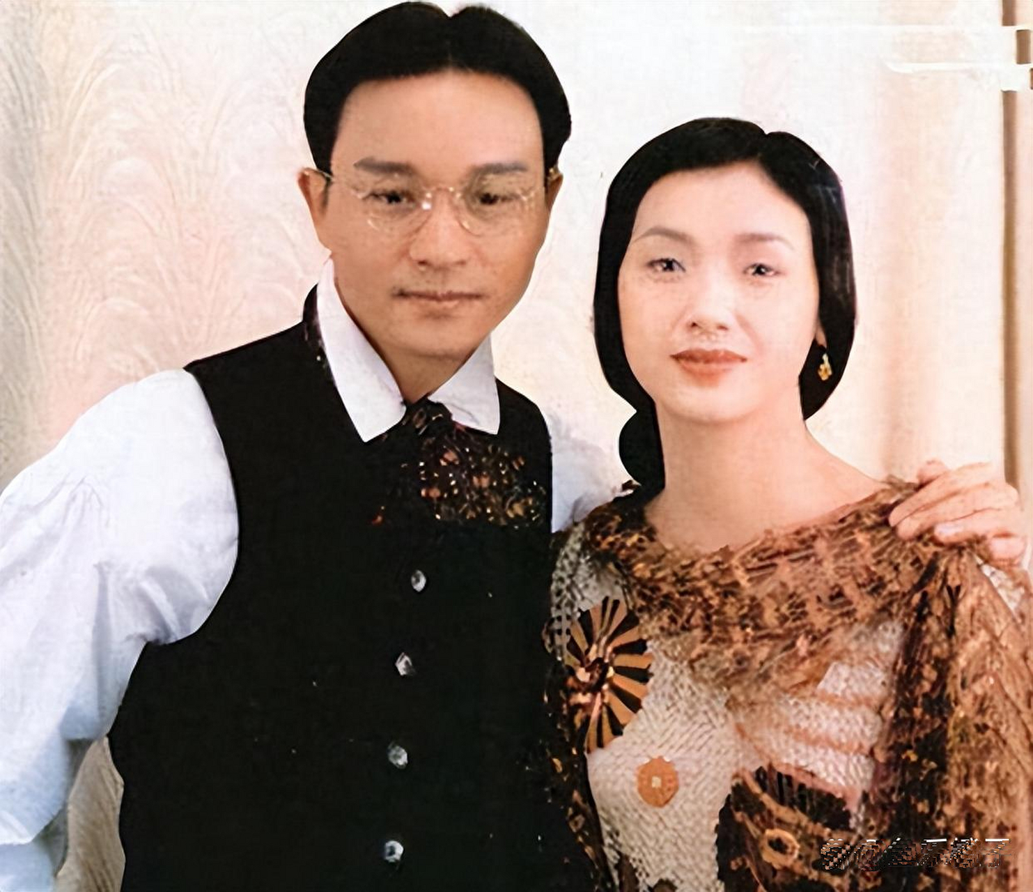 张国荣与吴倩莲合作的《夜半歌声》,看造型装扮十分惊艳,演技可圈可点