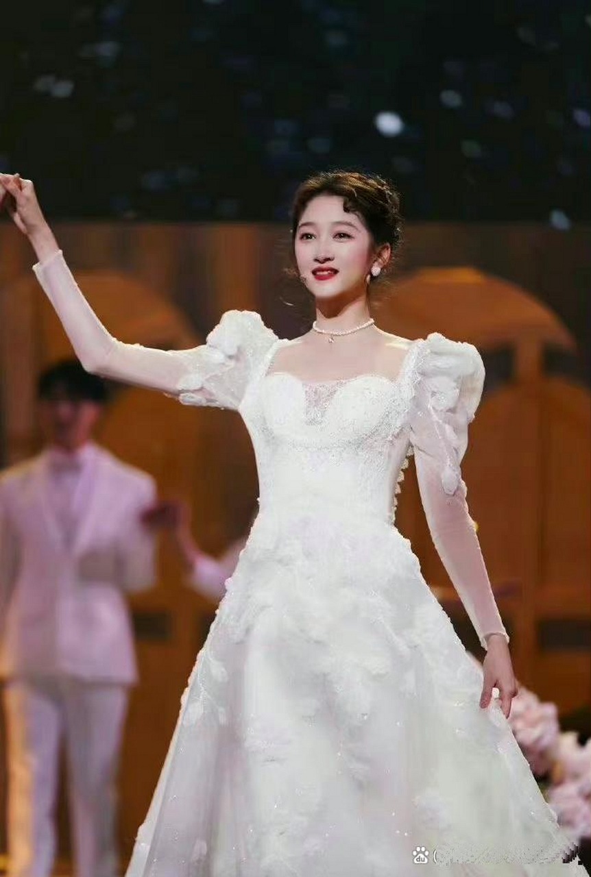 毛晓彤和关晓彤这么放在一起看,真的好像有钱人家的大姐和小妹呀