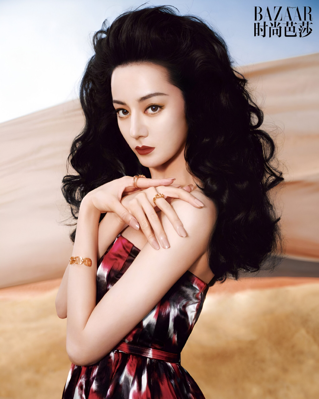 迪丽热巴闪耀时尚芭莎封面,光影交错间尽显高贵雅致