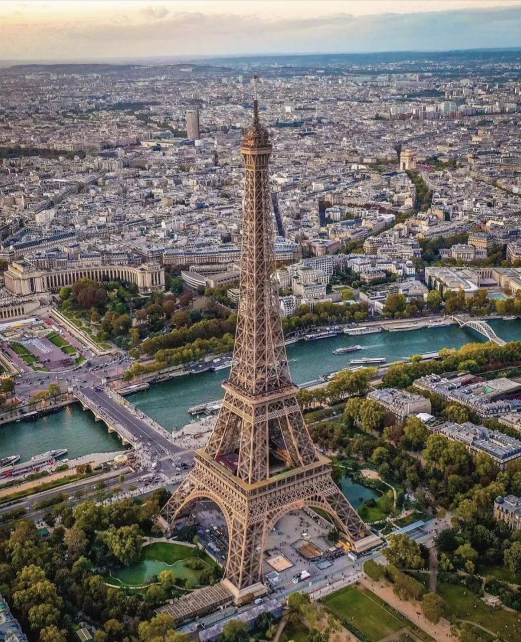 巴黎有两处最为著名的标志性建筑,分别是埃菲尔铁塔和凯旋门.