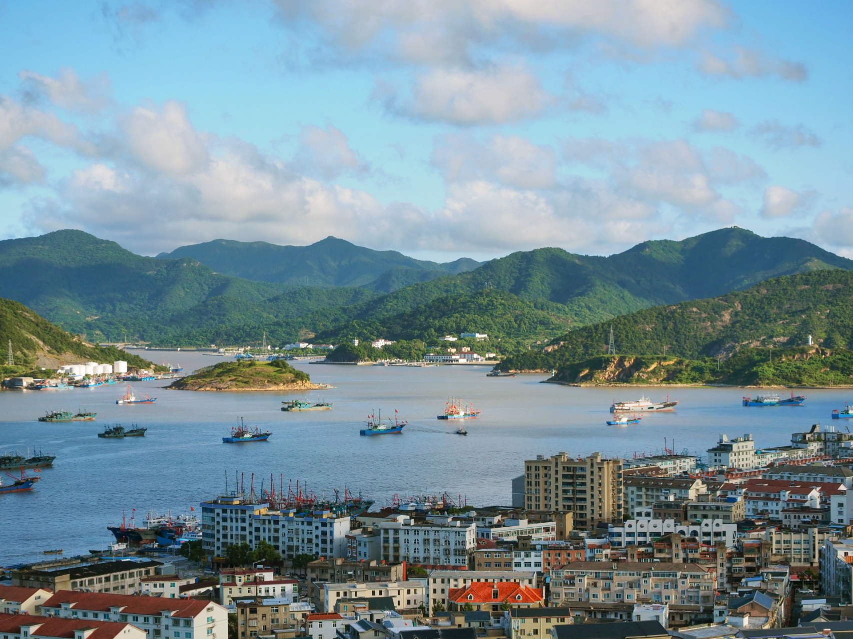 如果一座城,能用山海之间来形容,那一定是浙江象山的石浦镇