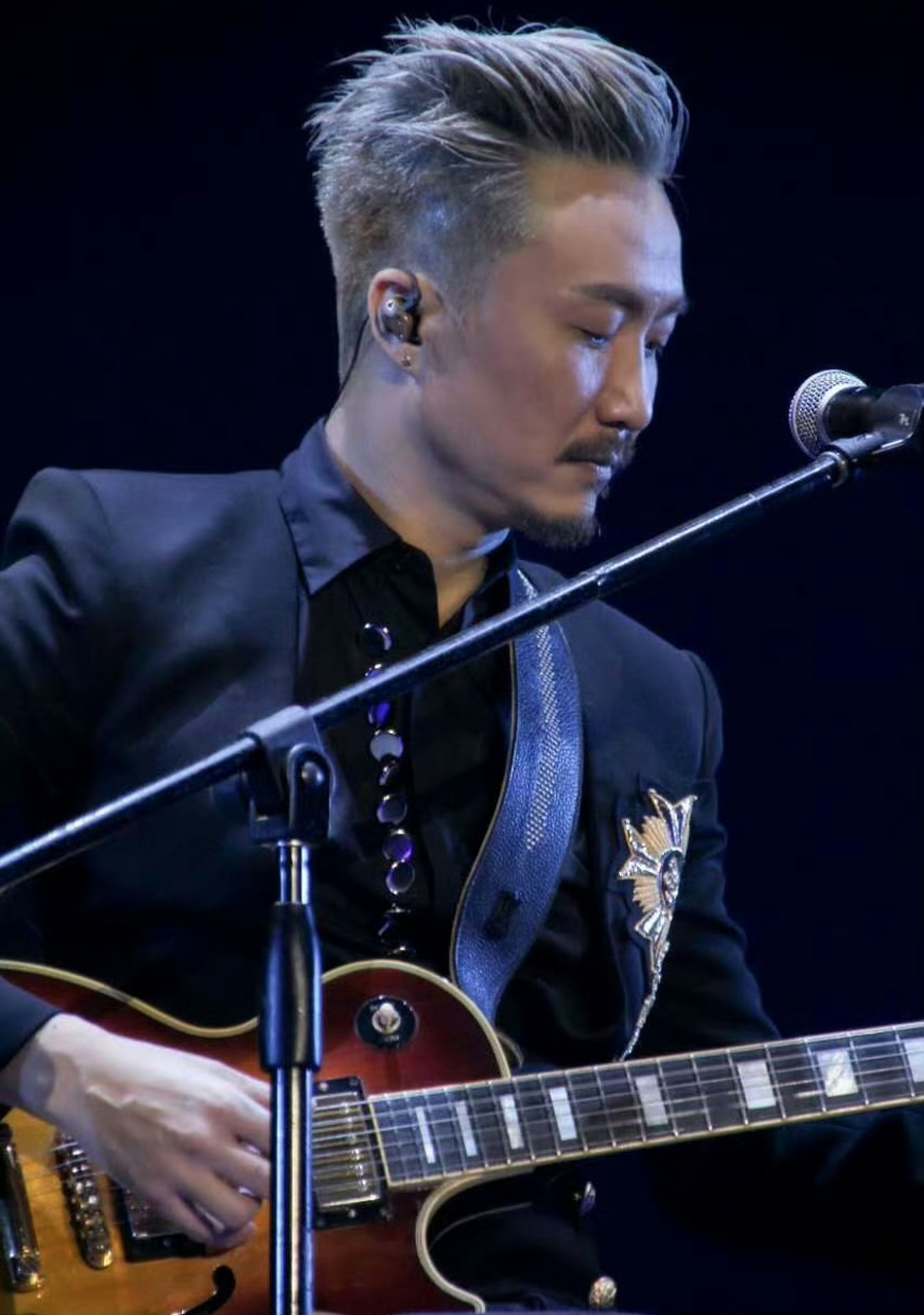 娱乐最前沿# #郑中基#  郑中基退圈,一位实力派歌手和演员.
