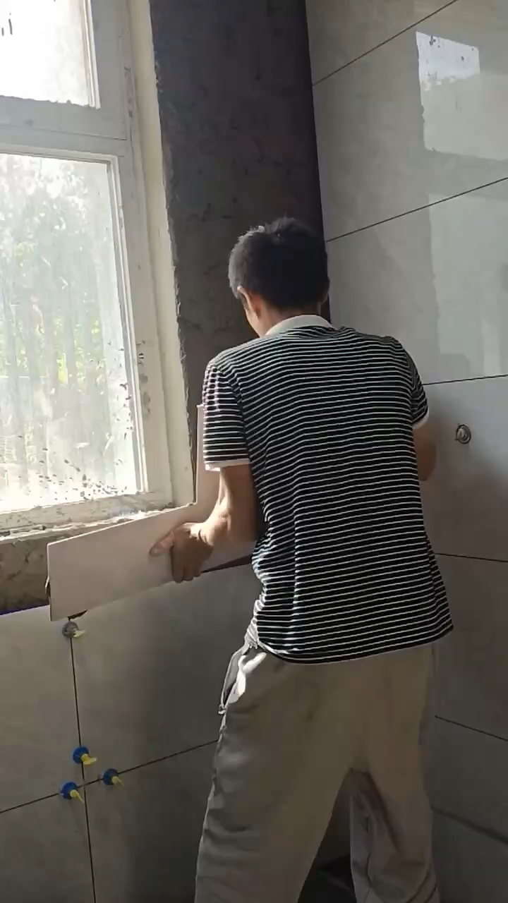 瓦工窗口处贴瓷砖