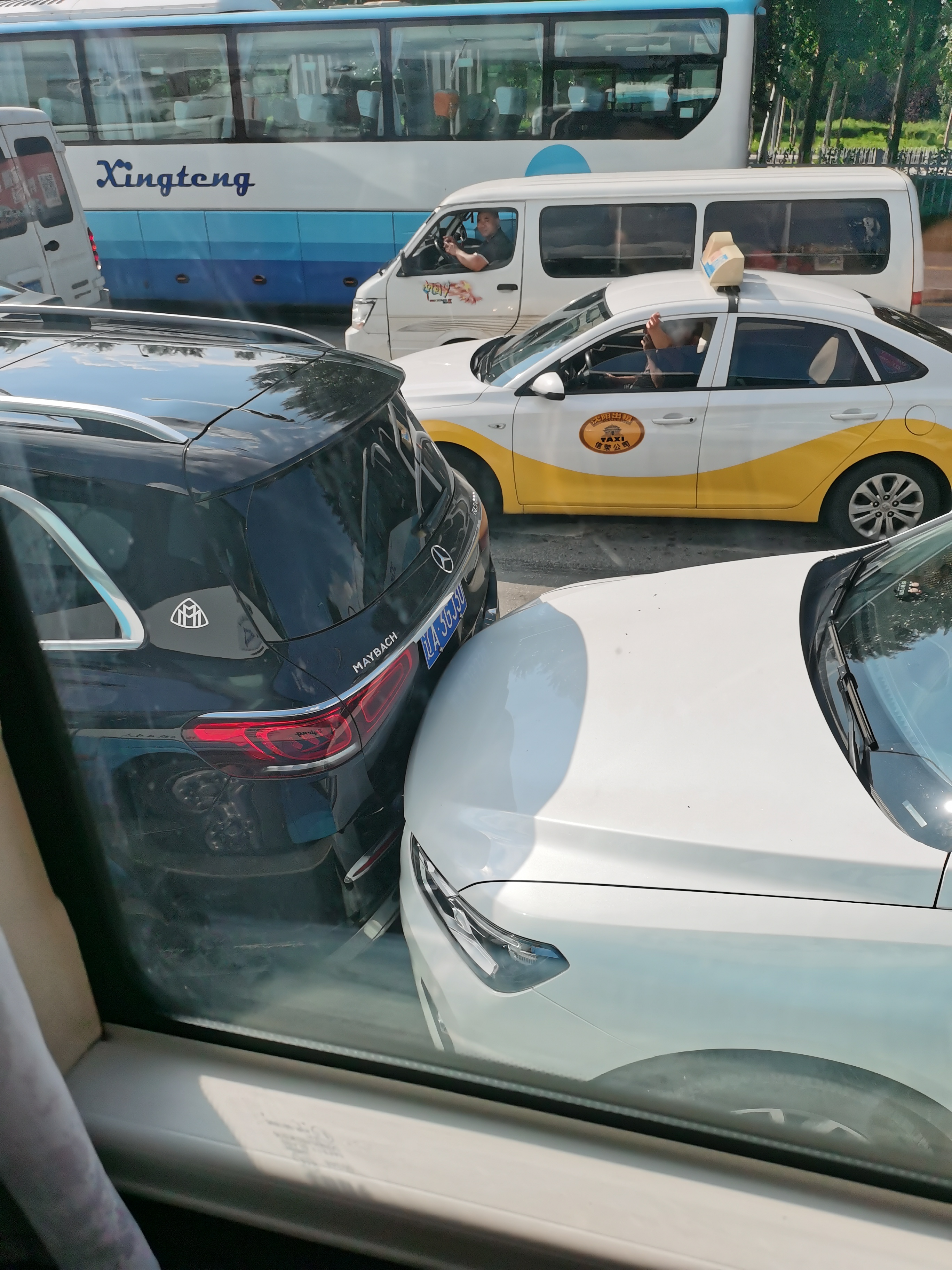 避暑还得来辽宁# 沈阳早高峰,一辆豪华奔驰suv被追尾了,这得赔多汕