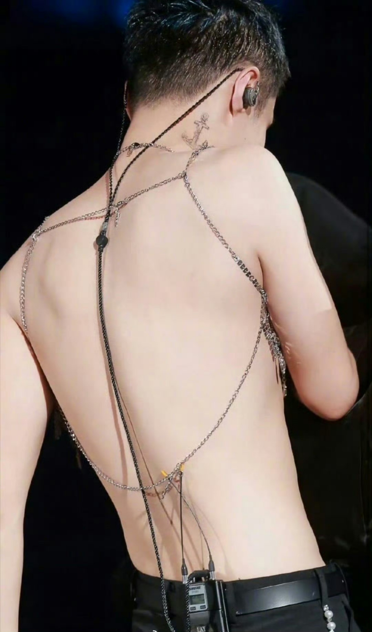 张艺兴演唱会 水钻镂空背心