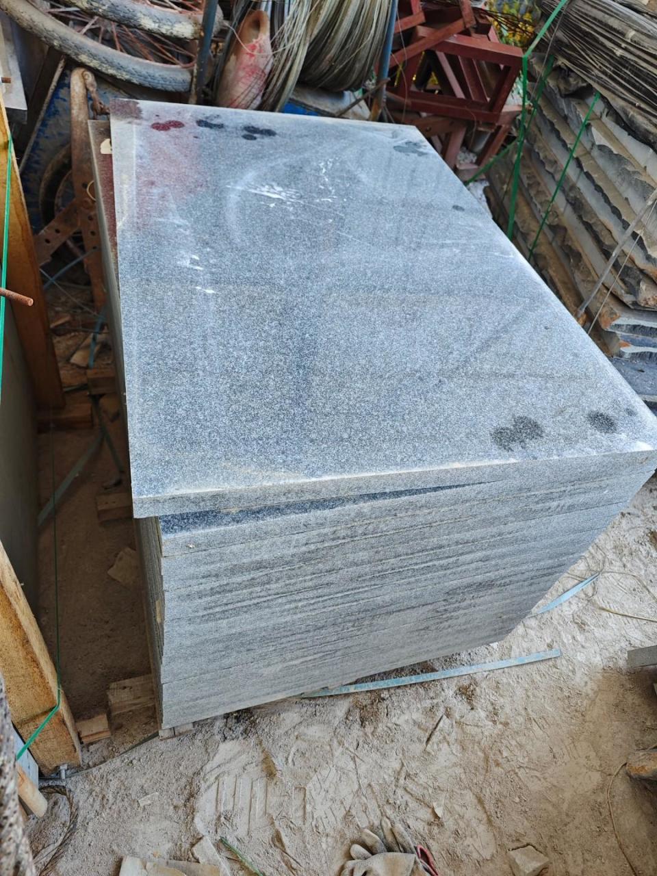 芝麻黑火烧面石材厂家多少钱一平方