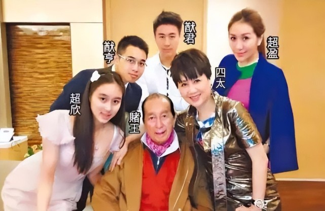 赌王三房四房子女聚会,何超莲拥抱何超盈,真实背后的冷暖人生