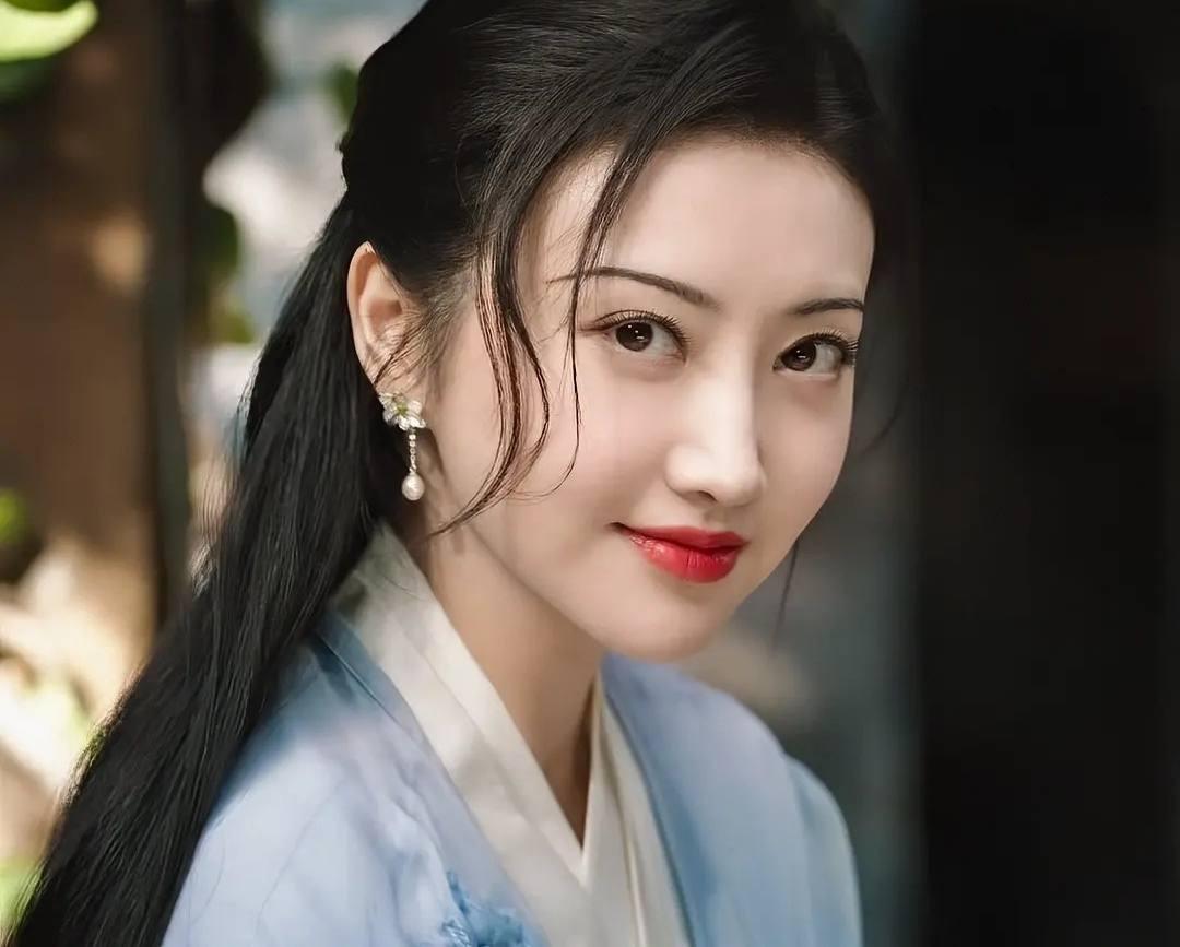 接连搭档张彬彬,许凯,张凌赫,《司藤》后景甜成了姐弟恋专业户