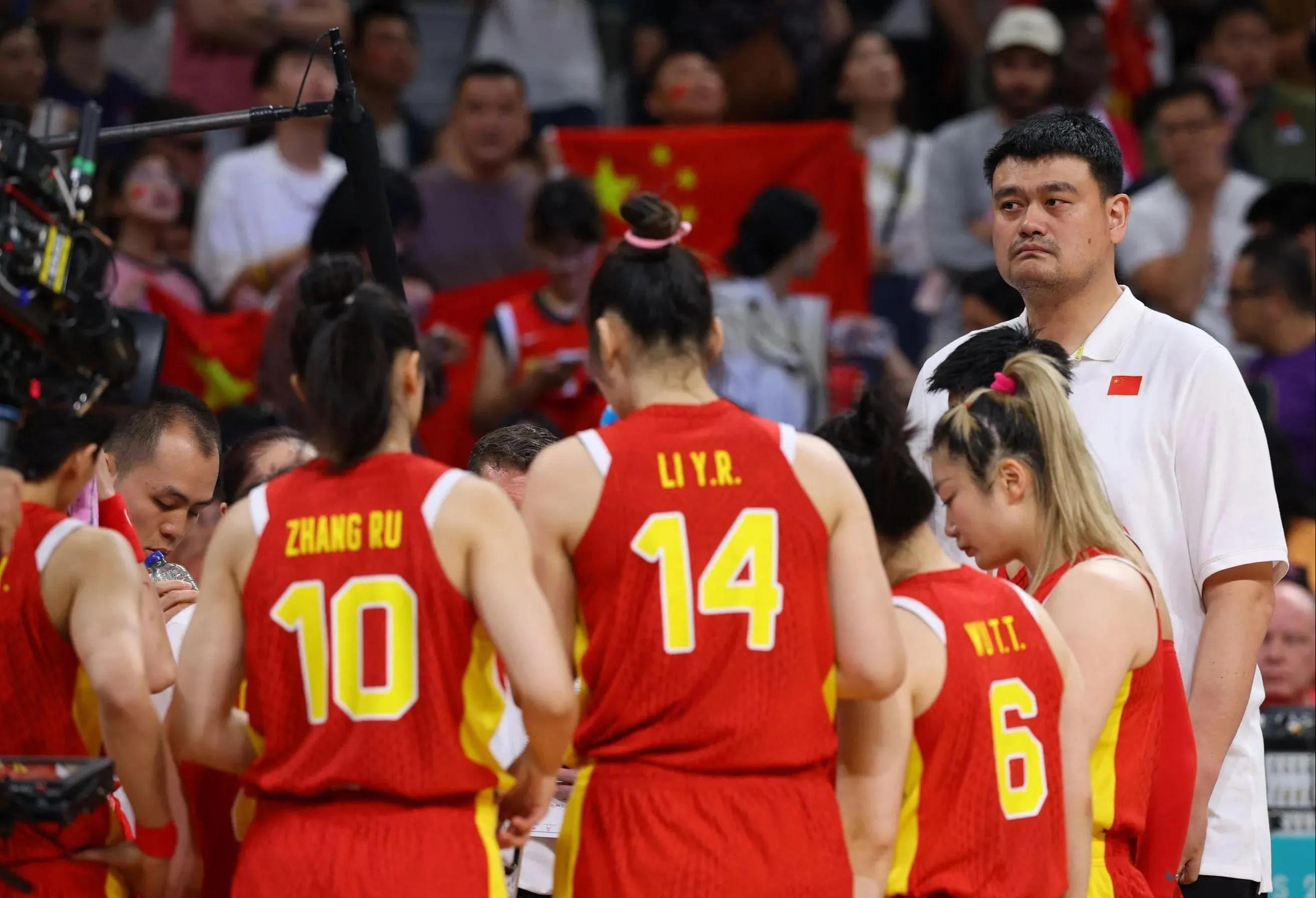 中国女篮队员拥抱庆祝的图片中国女篮合照