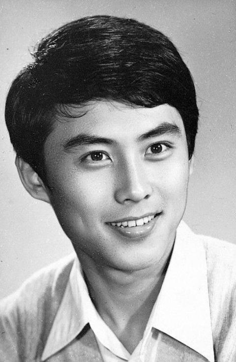 "贾琏"女儿晒旧照!帅气老爸撞脸靳东,自认形象不佳10年不拍戏