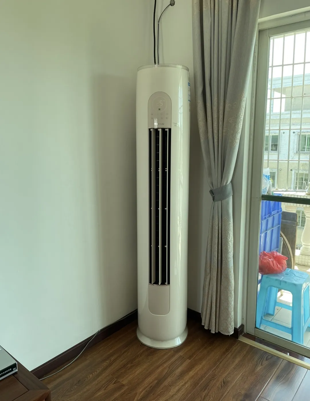 她说她家每个房间的空调都开着,客房也开着空调,同时开了好几个空调