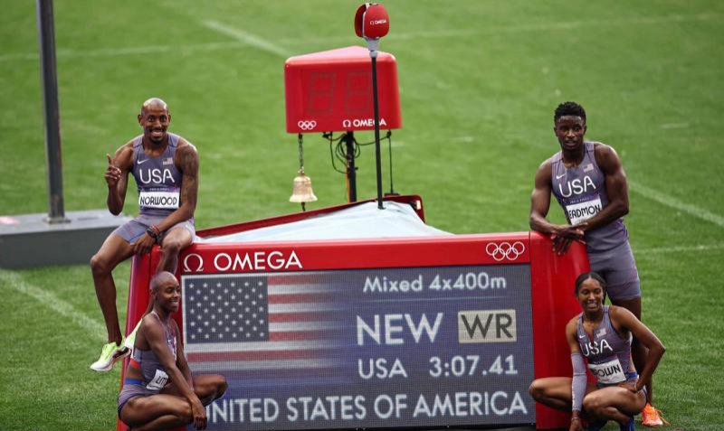 美国田径接力队 打破混合4x400米接力赛世界纪录