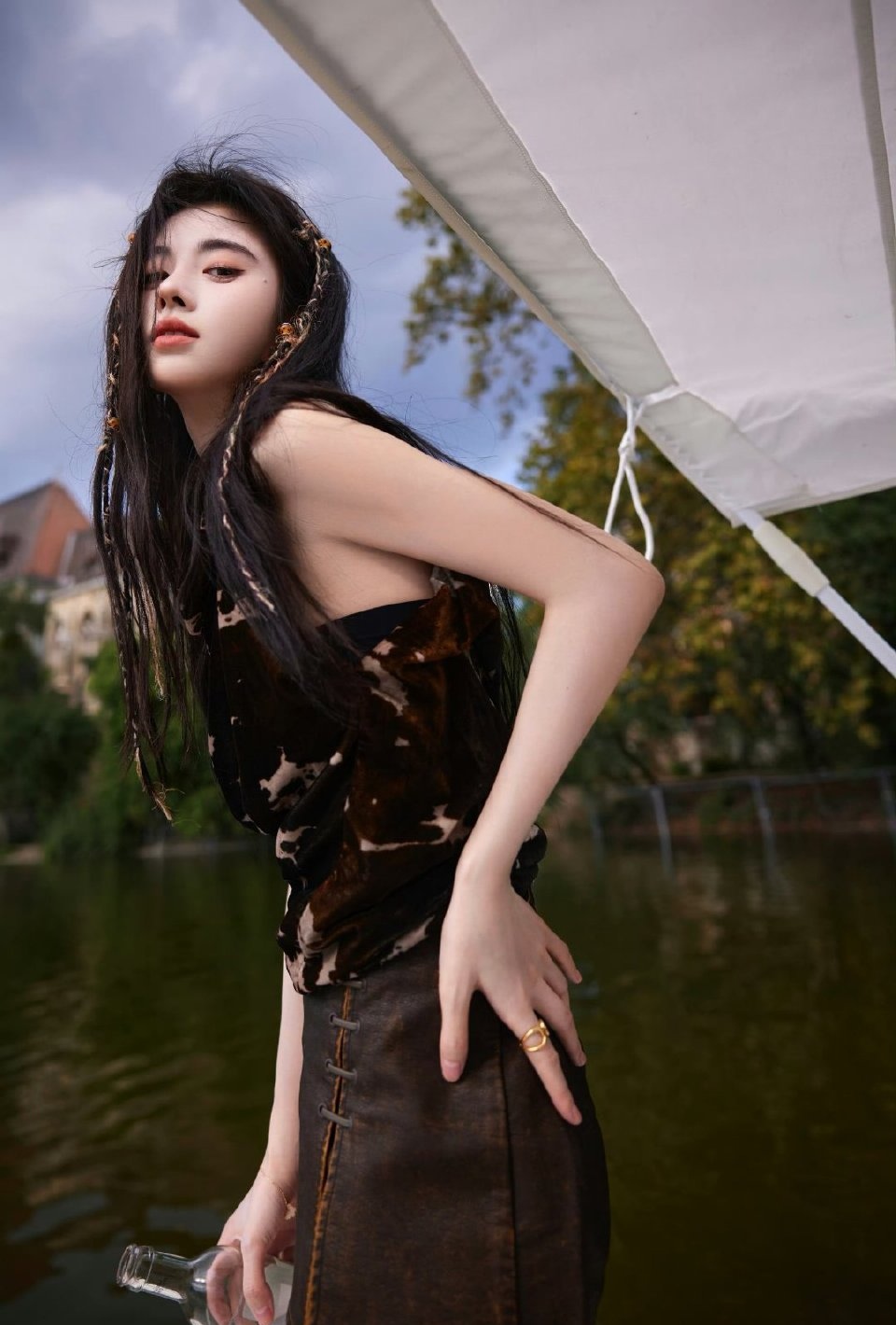 鞠婧祎,迷彩上衣搭配牛仔裙,清新小可爱!