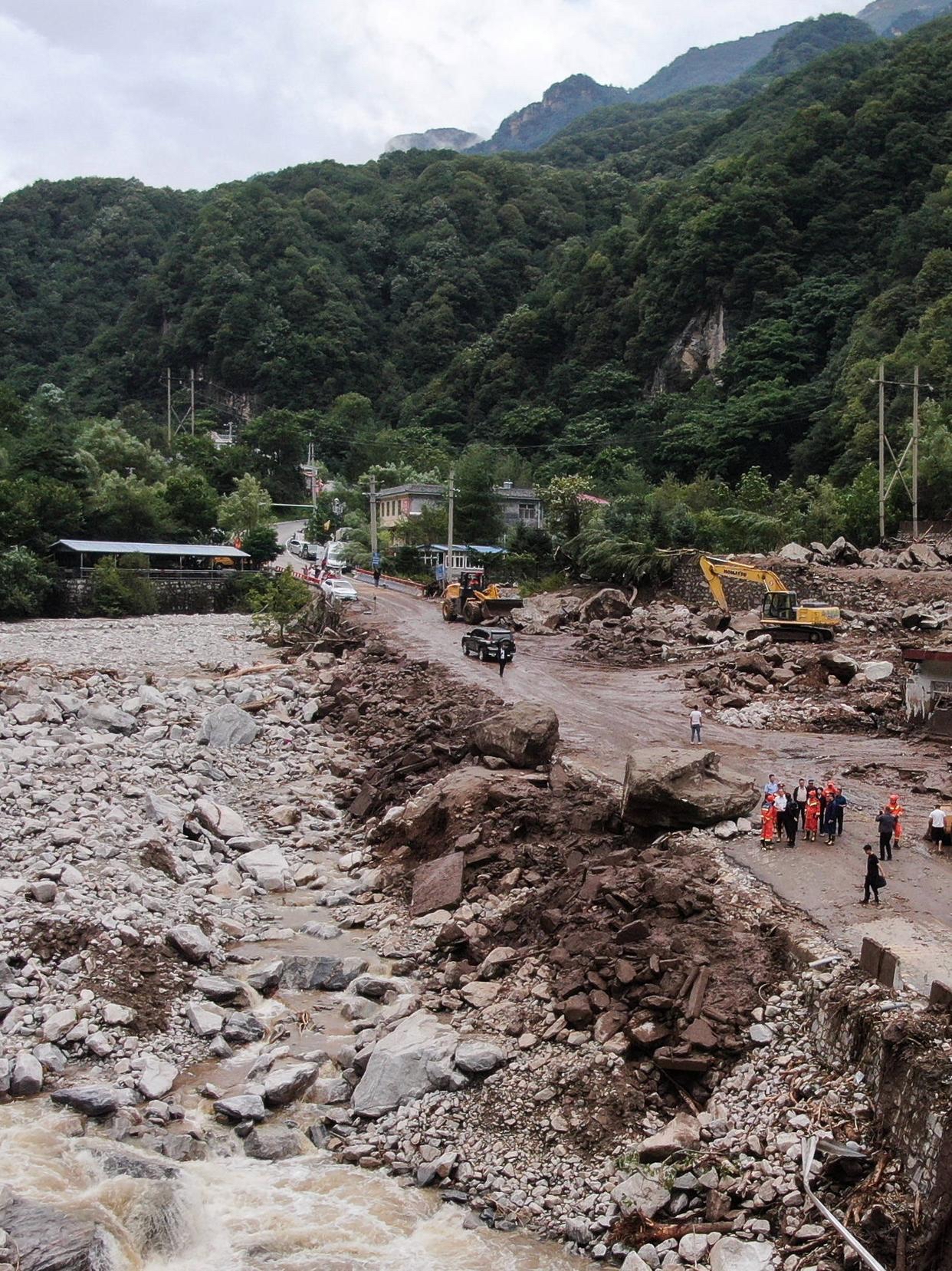 据央视新闻消息,在3号凌晨,四川康定日地村,突发泥石流,有房屋被冲毁