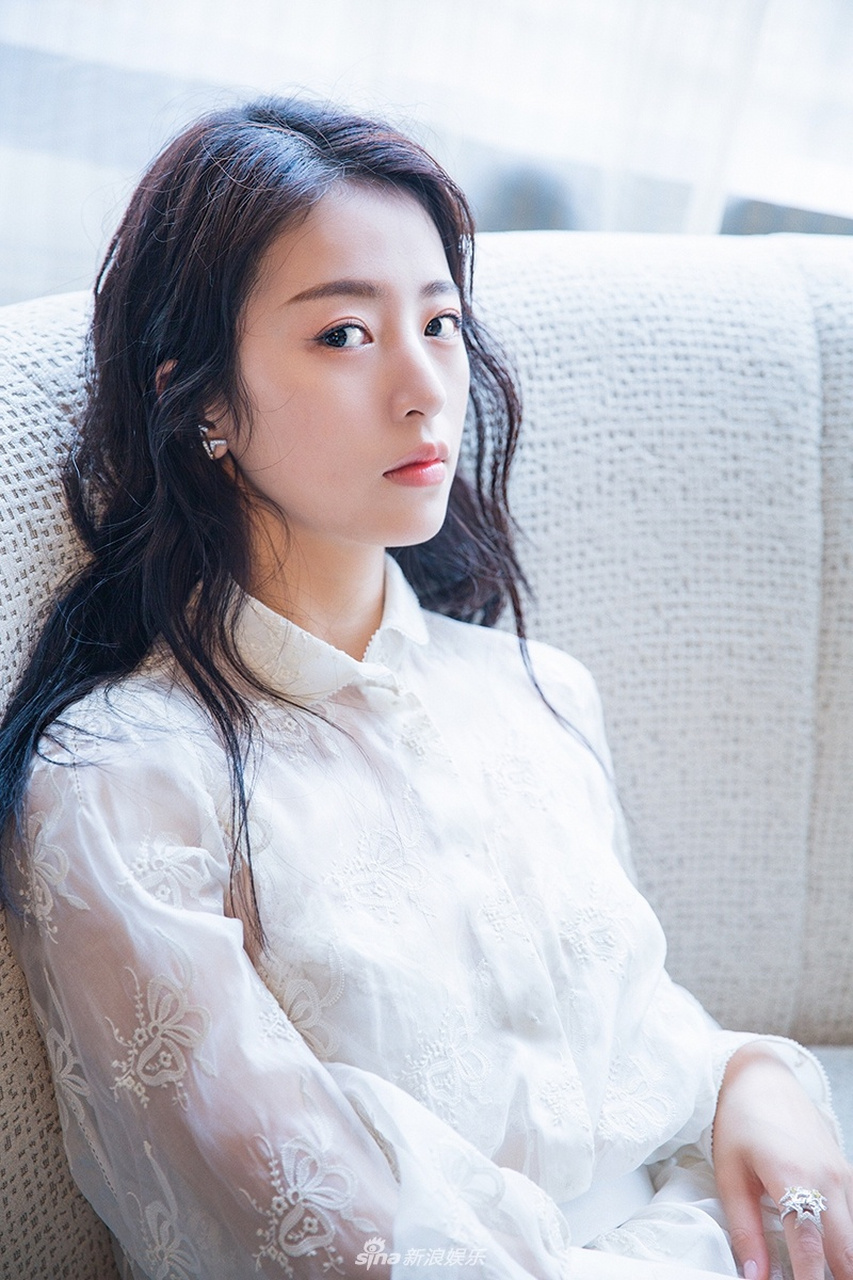 周雨彤520甜蜜写真曝光夏日少女一袭白裙清爽靓丽