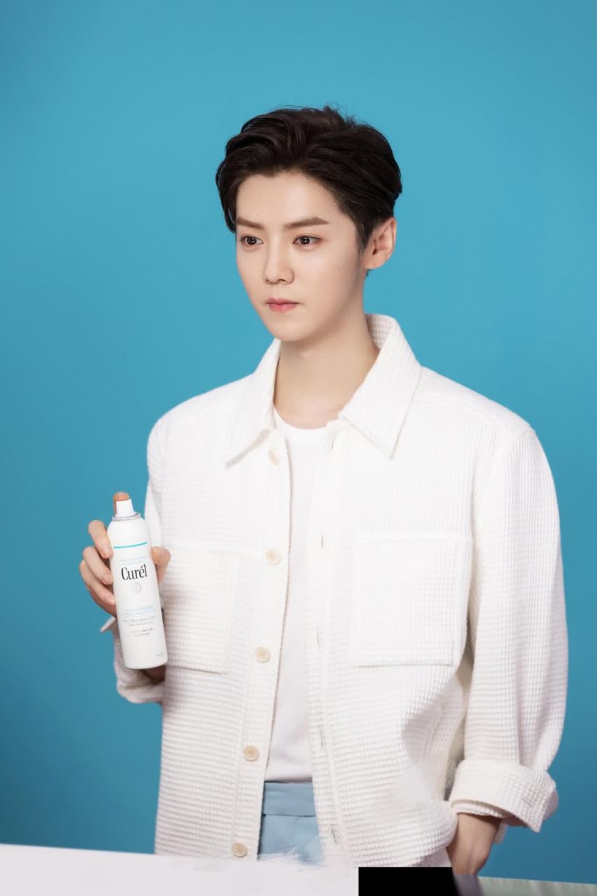 鹿晗白衬衫浅蓝色长裤,很是清爽