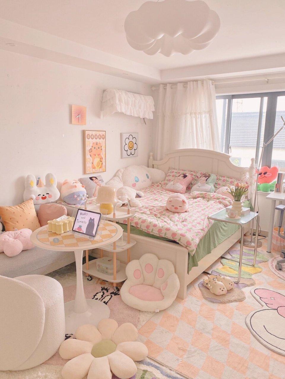 卧室软装布置 睡觉区  郁金香四件套:fantasia幻想集  桃子抱枕:少女