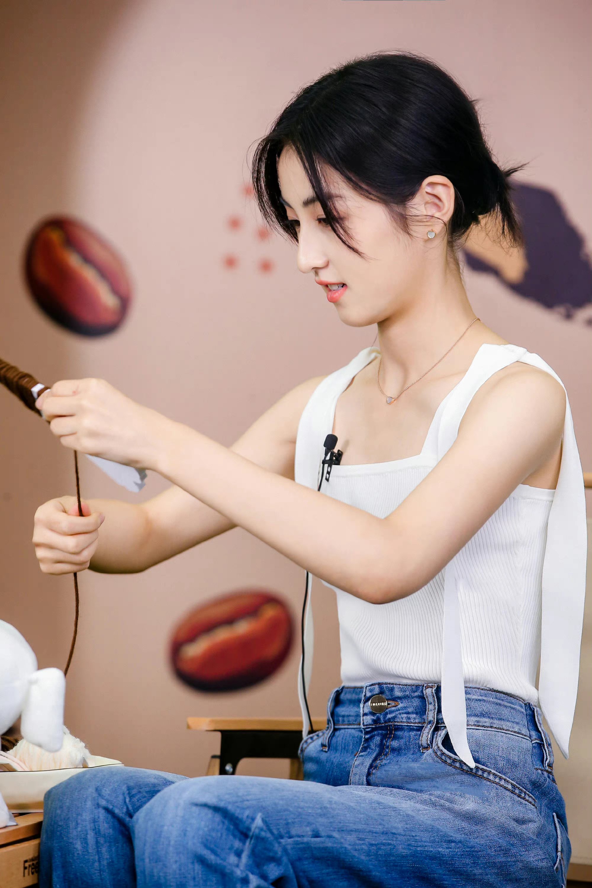 张子枫的穿搭更为简约