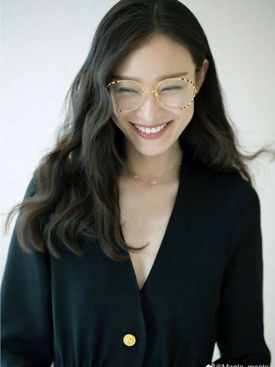 倪妮戴眼镜更有气质,不愧是实力与美貌并存