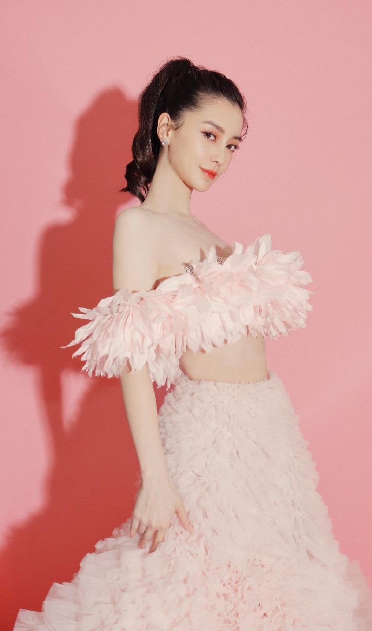 angelababy身着一袭粉色长裙仙气十足