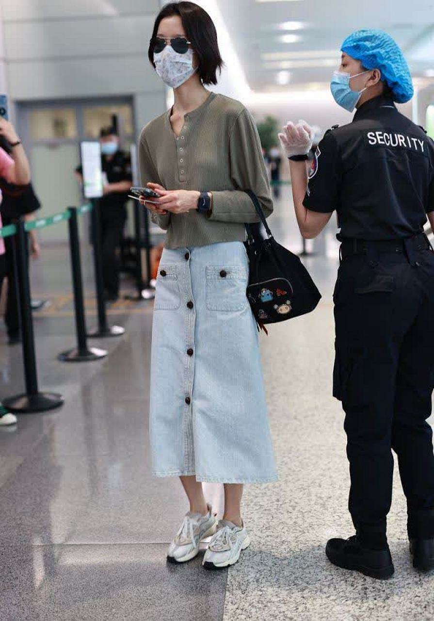 杜鹃最新机场秀,留短发造型温柔清冷