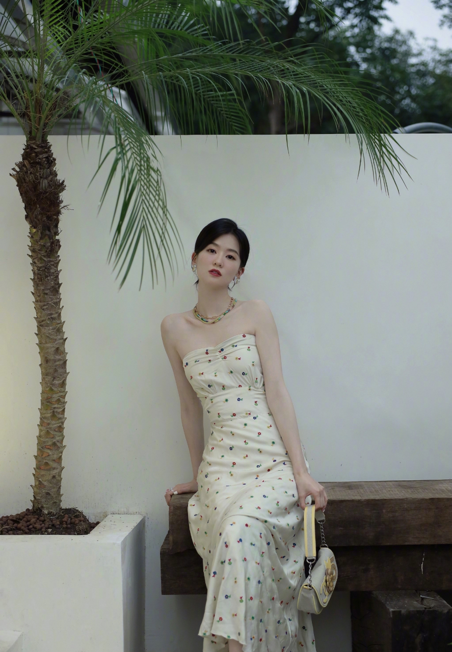 乔欣的抹胸裙,清新也浪漫