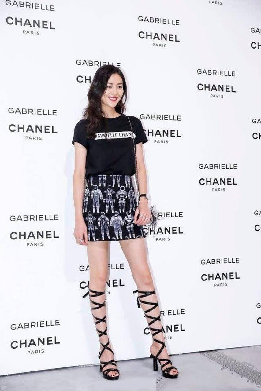 大表姐维密超模刘雯出席活动是来秀大长腿的吧