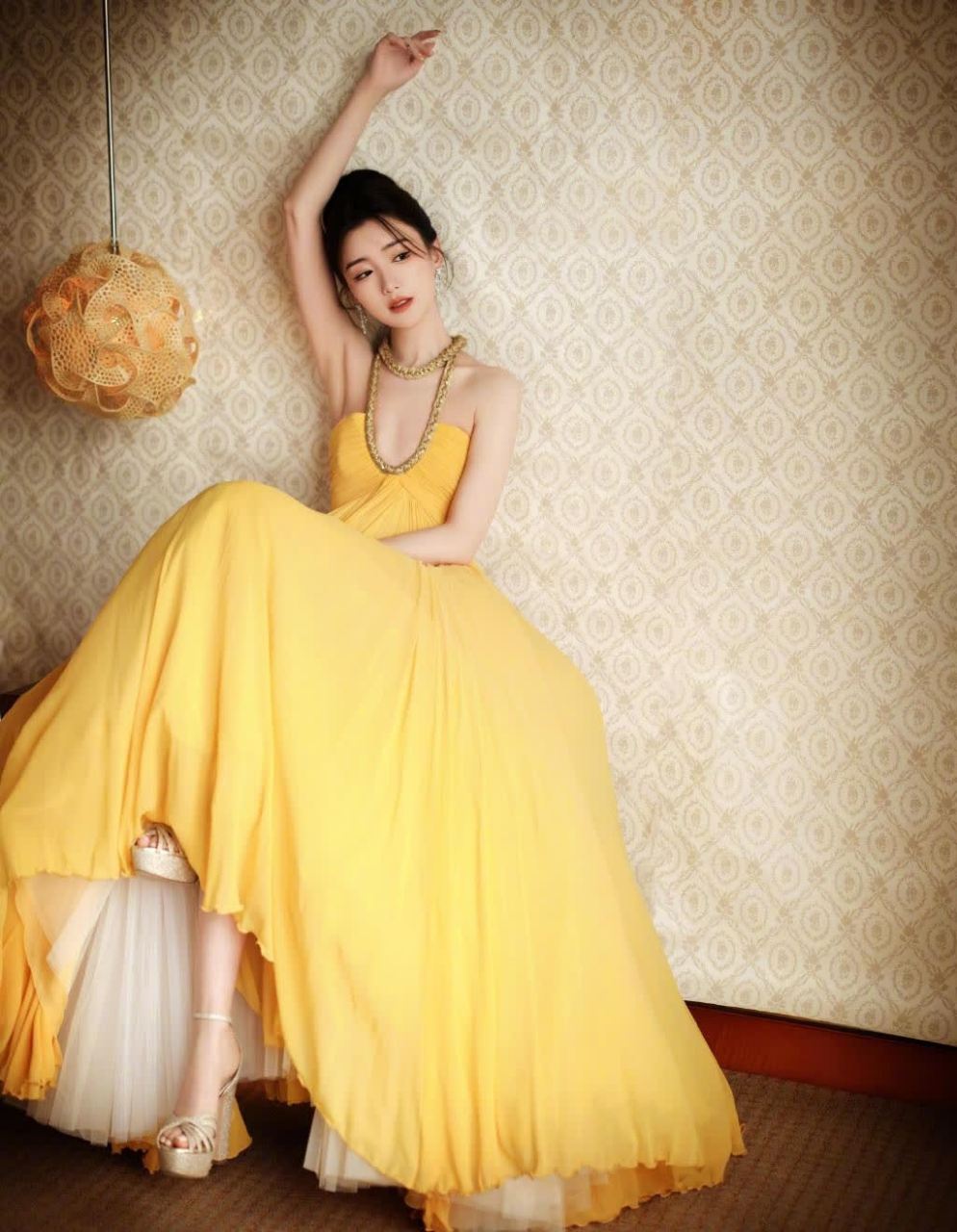 毛晓彤:金色厚底一字带鱼嘴高跟凉鞋