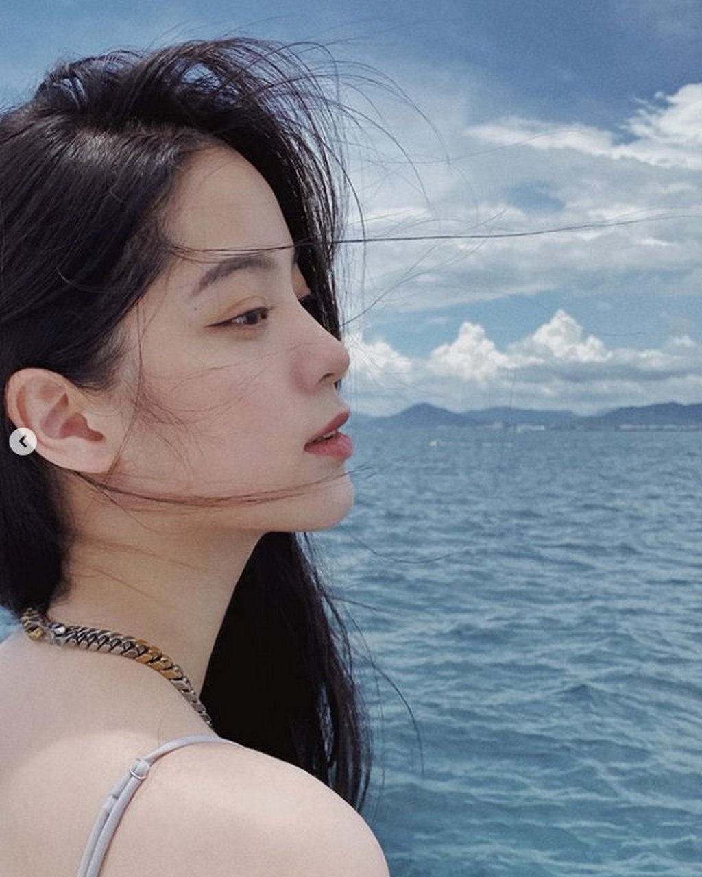 回眸杀!欧阳娜娜罕见穿泳装秀身材露玉背香肩气质惊艳