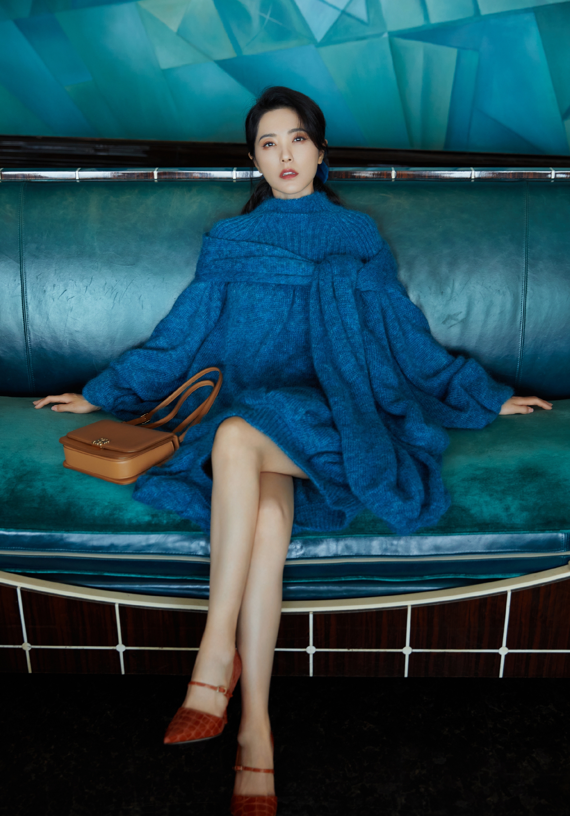 曾黎的蓝色穿搭感到了满满的高级感