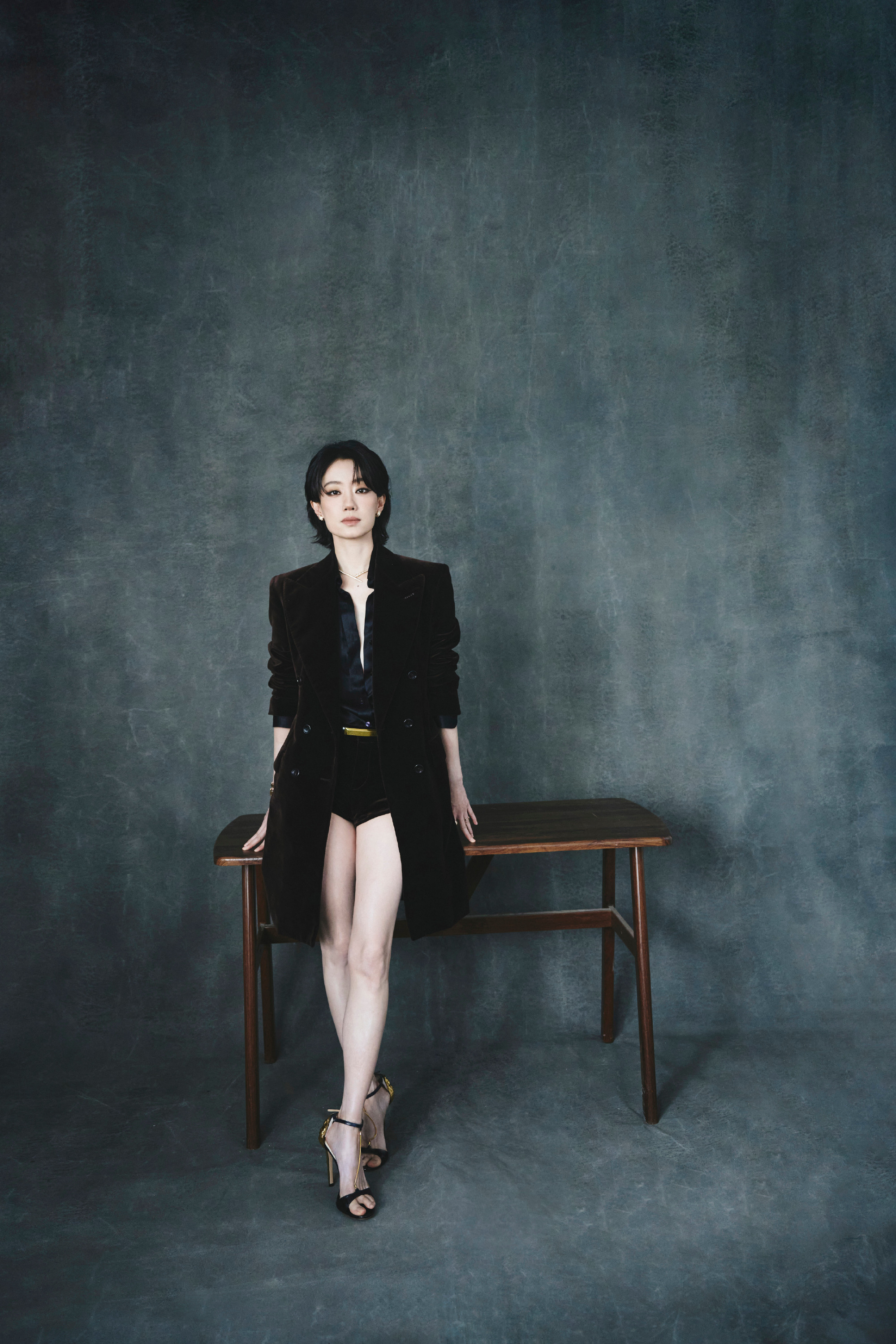 张小斐黑色系列写真