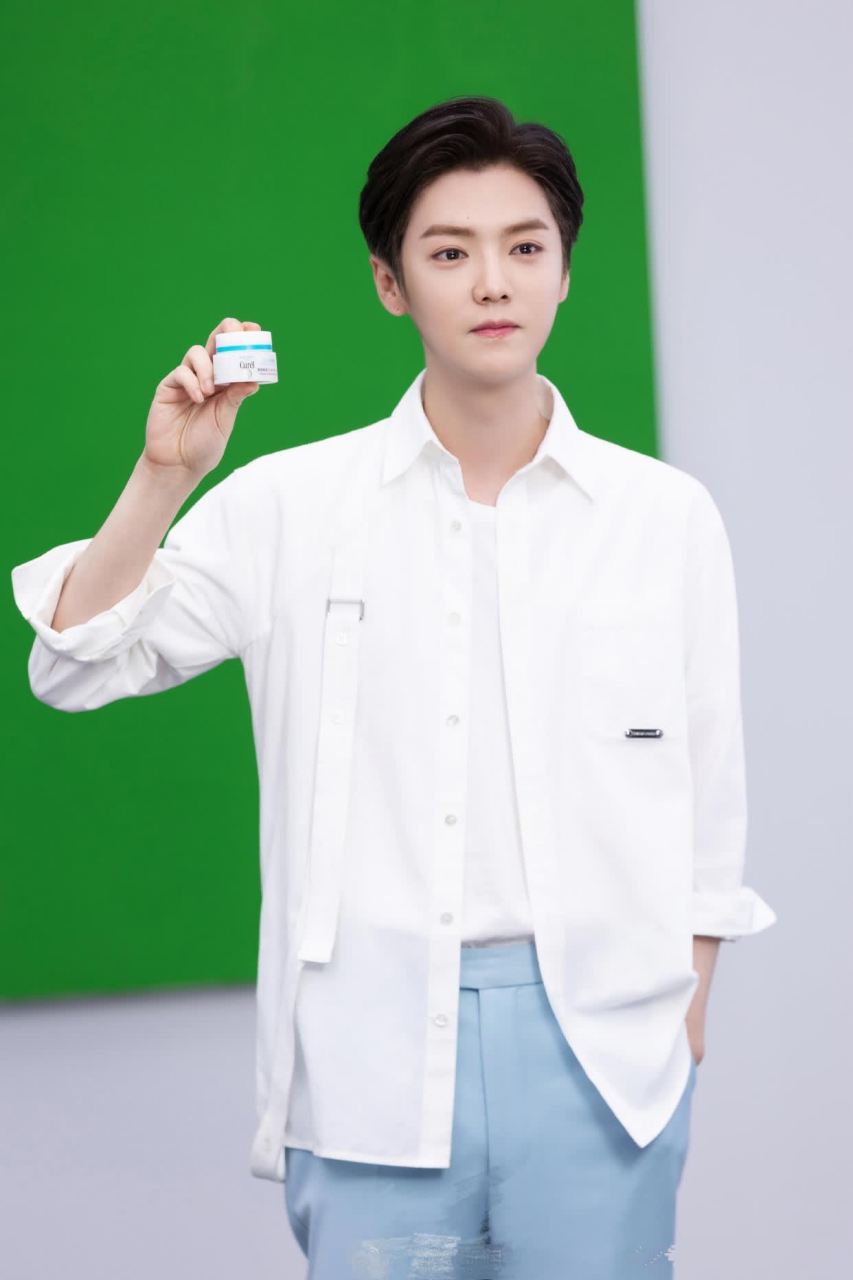 鹿晗白衬衫浅蓝色长裤,很是清爽