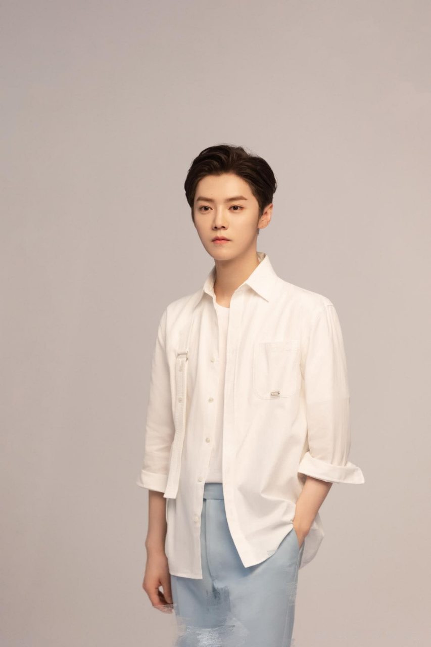 鹿晗白衬衫浅蓝色长裤,很是清爽