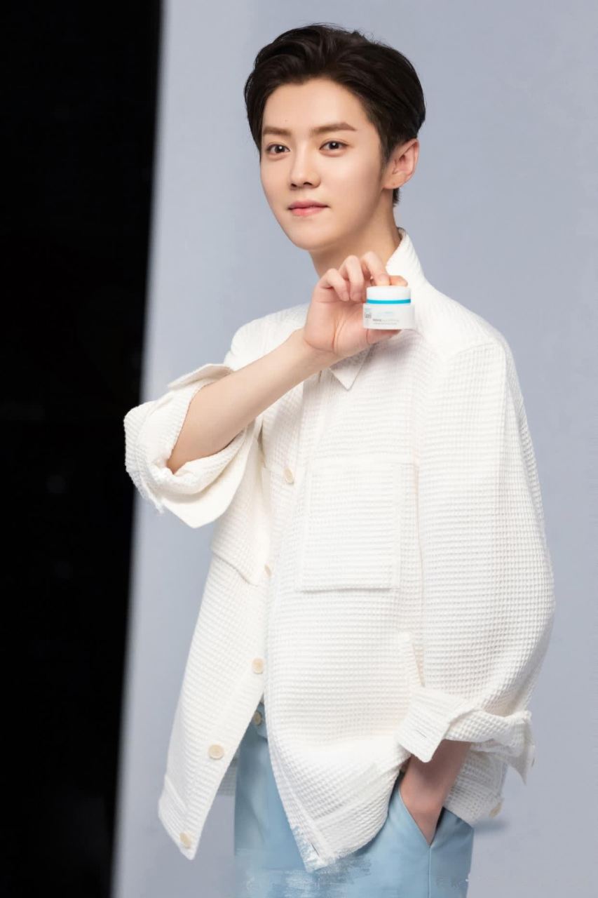 鹿晗白衬衫浅蓝色长裤,很是清爽